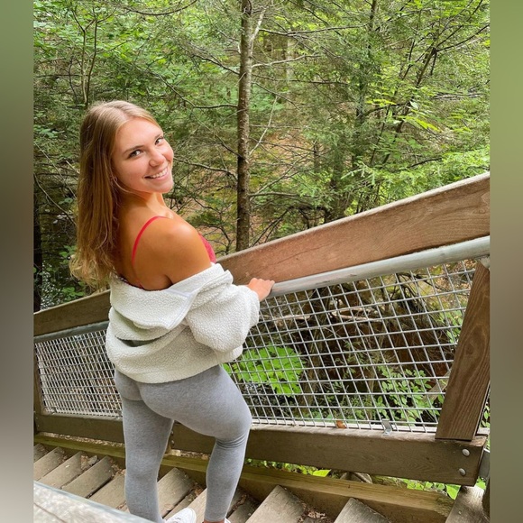 Meet your Posher, Kaitlyn - Picture 2 of 2